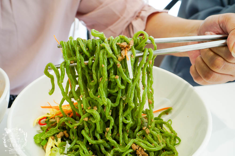 高雄[八號公園咖啡廳]文山特區網美風韓系咖啡廳!色彩夢幻的Q彈麵食人氣必點!