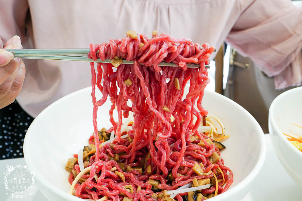 高雄[八號公園咖啡廳]文山特區網美風韓系咖啡廳!色彩夢幻的Q彈麵食人氣必點!