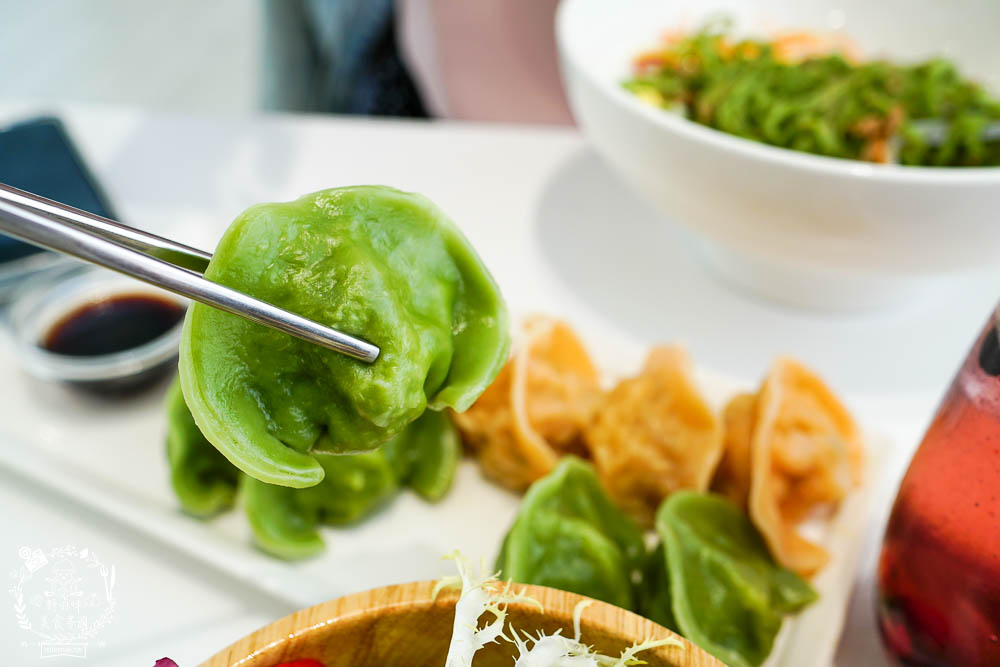 高雄[八號公園咖啡廳]文山特區網美風韓系咖啡廳!色彩夢幻的Q彈麵食人氣必點!