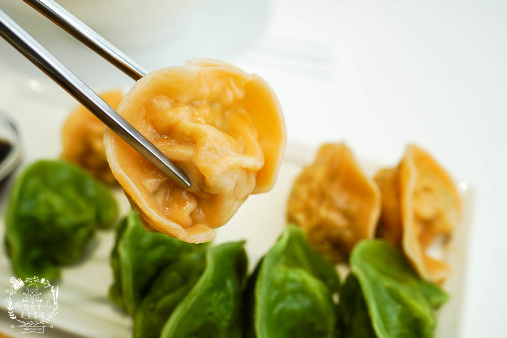 高雄[八號公園咖啡廳]文山特區網美風韓系咖啡廳!色彩夢幻的Q彈麵食人氣必點!