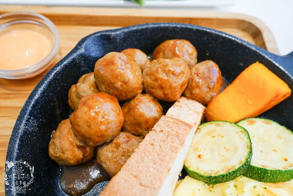 高雄[八號公園咖啡廳]文山特區網美風韓系咖啡廳!色彩夢幻的Q彈麵食人氣必點!