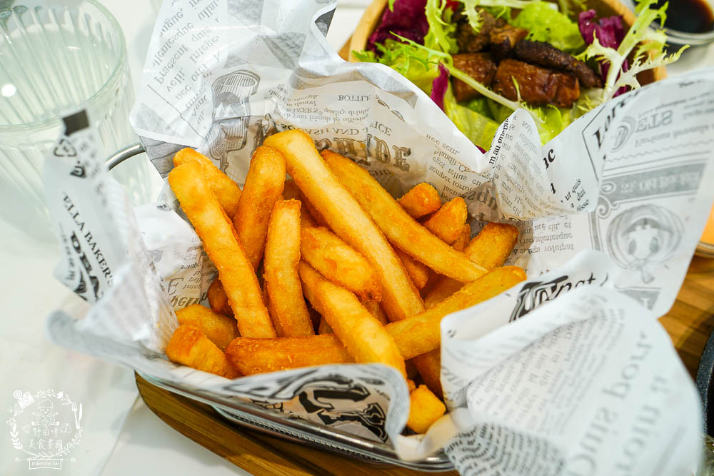 高雄[八號公園咖啡廳]文山特區網美風韓系咖啡廳!色彩夢幻的Q彈麵食人氣必點!