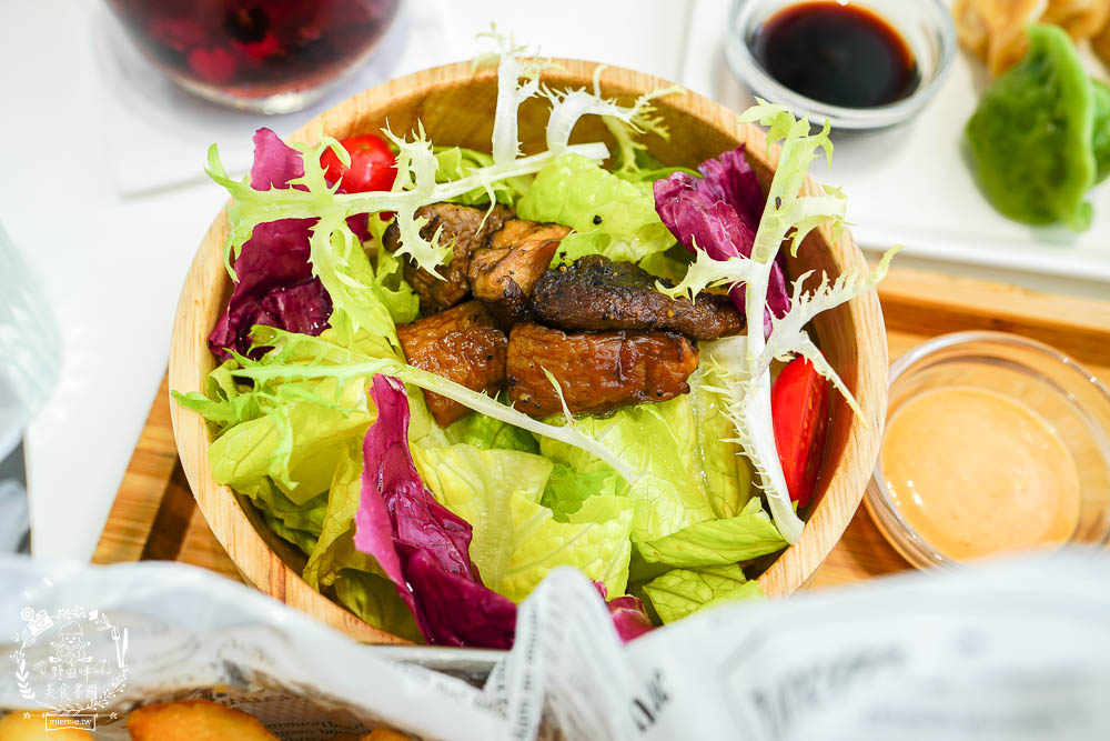 高雄[八號公園咖啡廳]文山特區網美風韓系咖啡廳!色彩夢幻的Q彈麵食人氣必點!