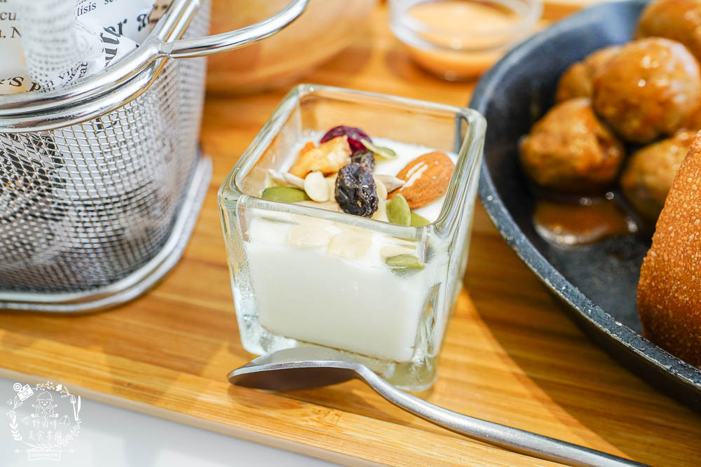 高雄[八號公園咖啡廳]文山特區網美風韓系咖啡廳!色彩夢幻的Q彈麵食人氣必點!