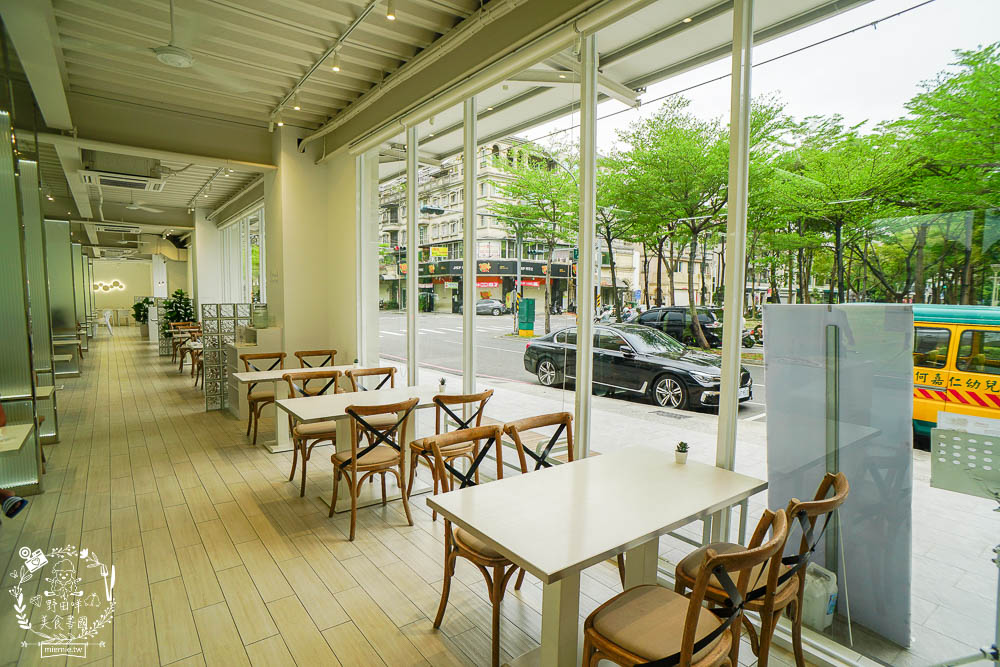 高雄[八號公園咖啡廳]文山特區網美風韓系咖啡廳!色彩夢幻的Q彈麵食人氣必點!