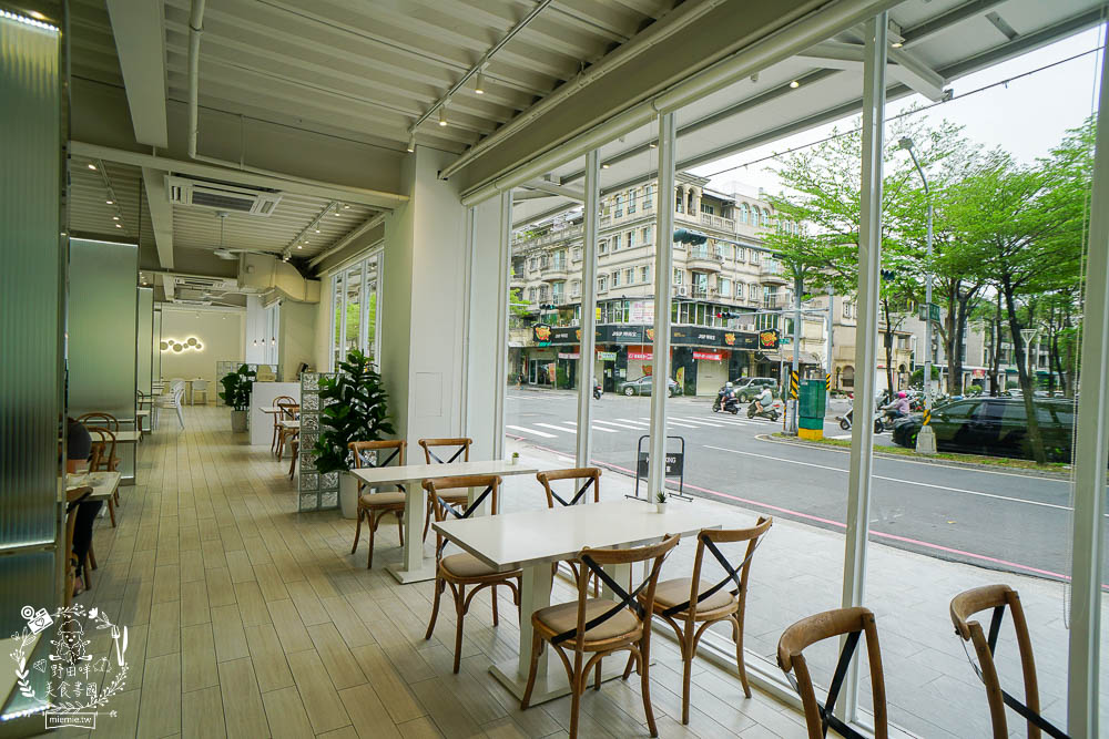 高雄[八號公園咖啡廳]文山特區網美風韓系咖啡廳!色彩夢幻的Q彈麵食人氣必點!