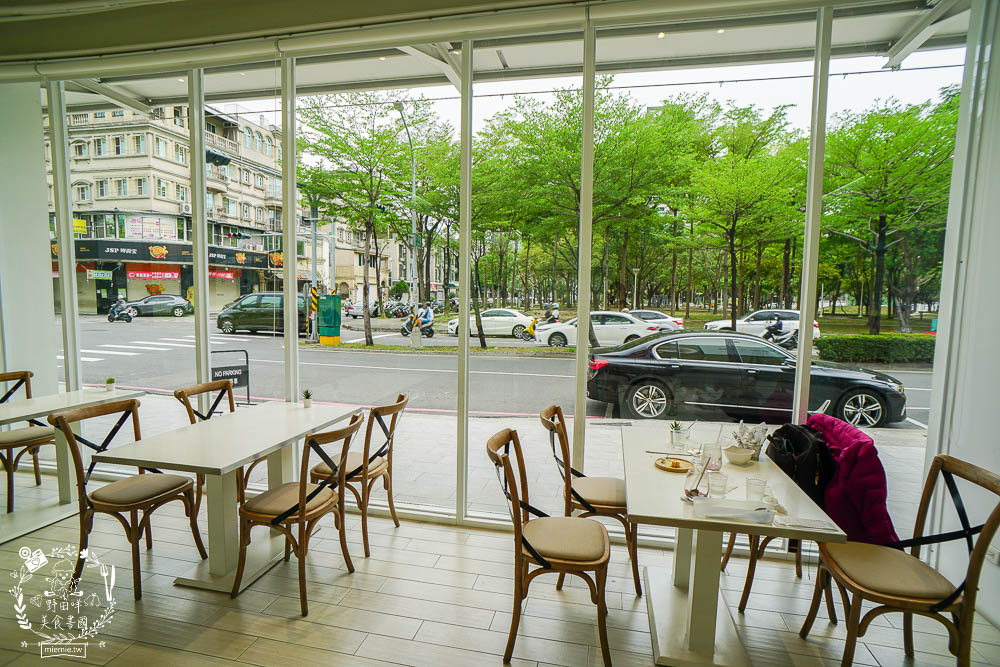 高雄[八號公園咖啡廳]文山特區網美風韓系咖啡廳!色彩夢幻的Q彈麵食人氣必點!