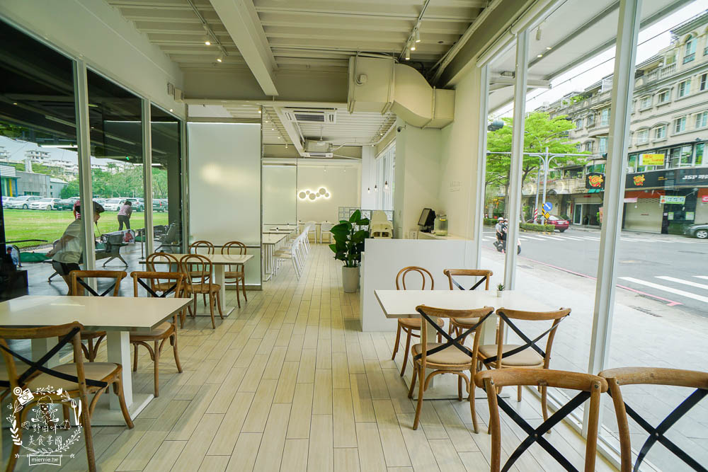 高雄[八號公園咖啡廳]文山特區網美風韓系咖啡廳!色彩夢幻的Q彈麵食人氣必點!