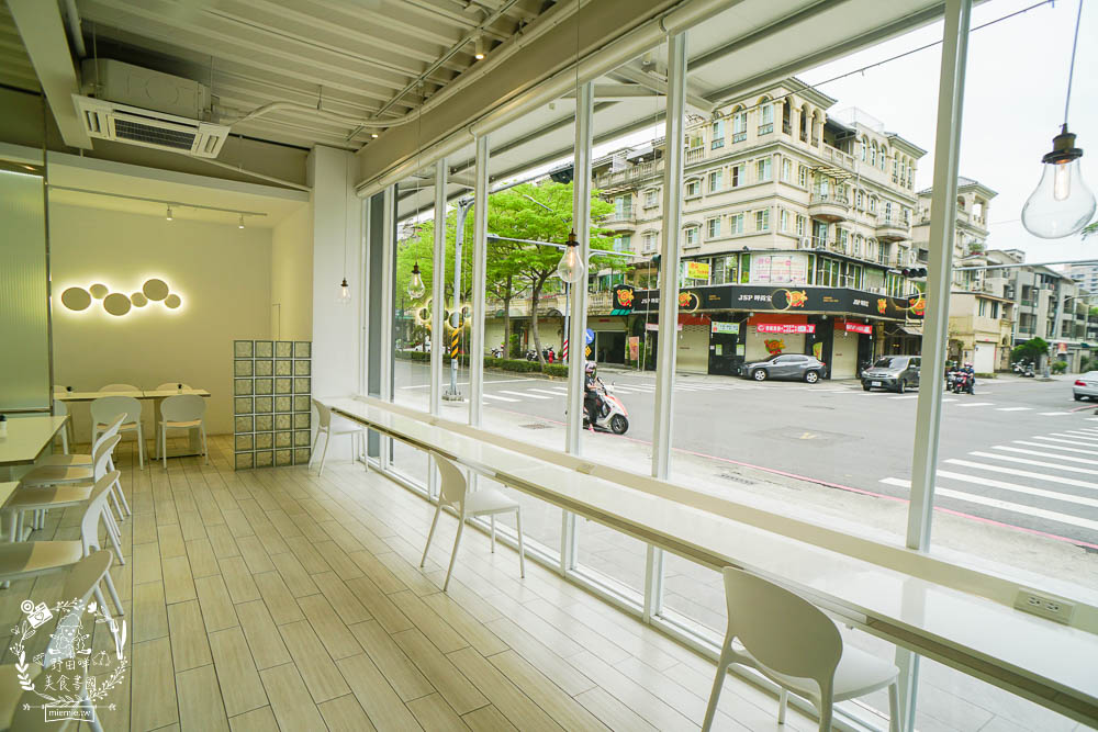 高雄[八號公園咖啡廳]文山特區網美風韓系咖啡廳!色彩夢幻的Q彈麵食人氣必點!