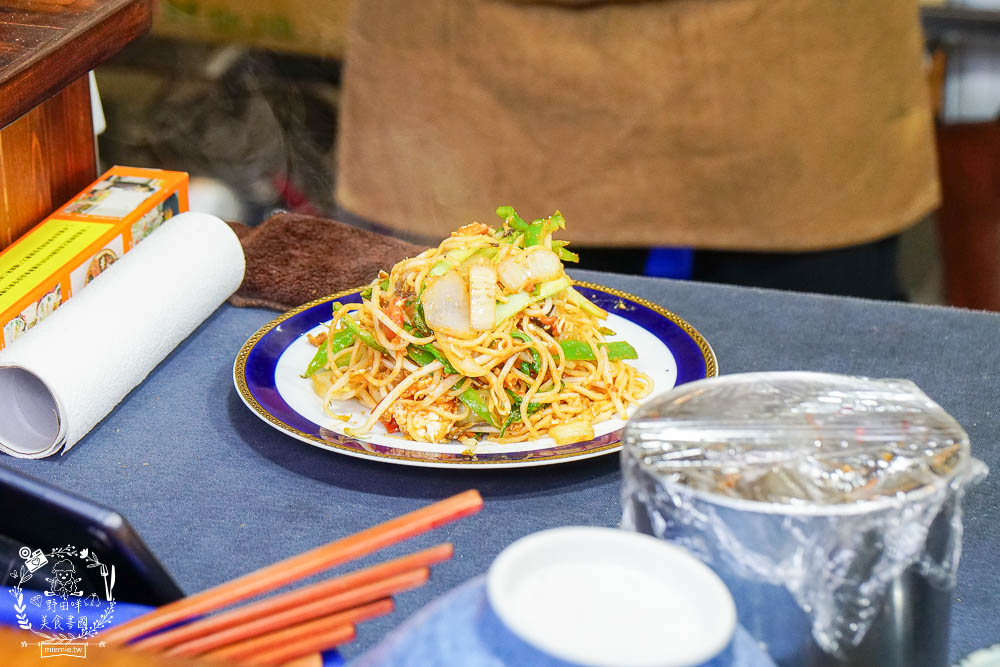 高雄[初見麵]大火快炒的香濃炒麵每日限量30碗?日式小攤車的深夜食堂!銷魂蠔醬滋味濃郁!