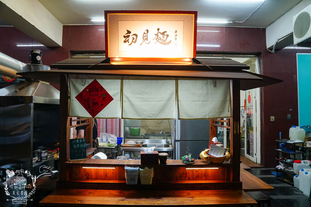 高雄[初見麵]大火快炒的香濃炒麵每日限量30碗?日式小攤車的深夜食堂!銷魂蠔醬滋味濃郁!