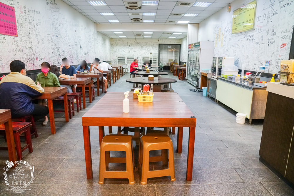 台南牛肉湯推薦[助仔牛肉湯]在地人推薦的必吃牛肉湯!傳承三代依然美味不減的80年牛肉湯!