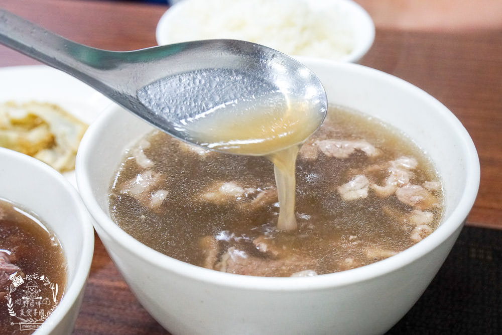 台南牛肉湯推薦[助仔牛肉湯]在地人推薦的必吃牛肉湯!傳承三代依然美味不減的80年牛肉湯!