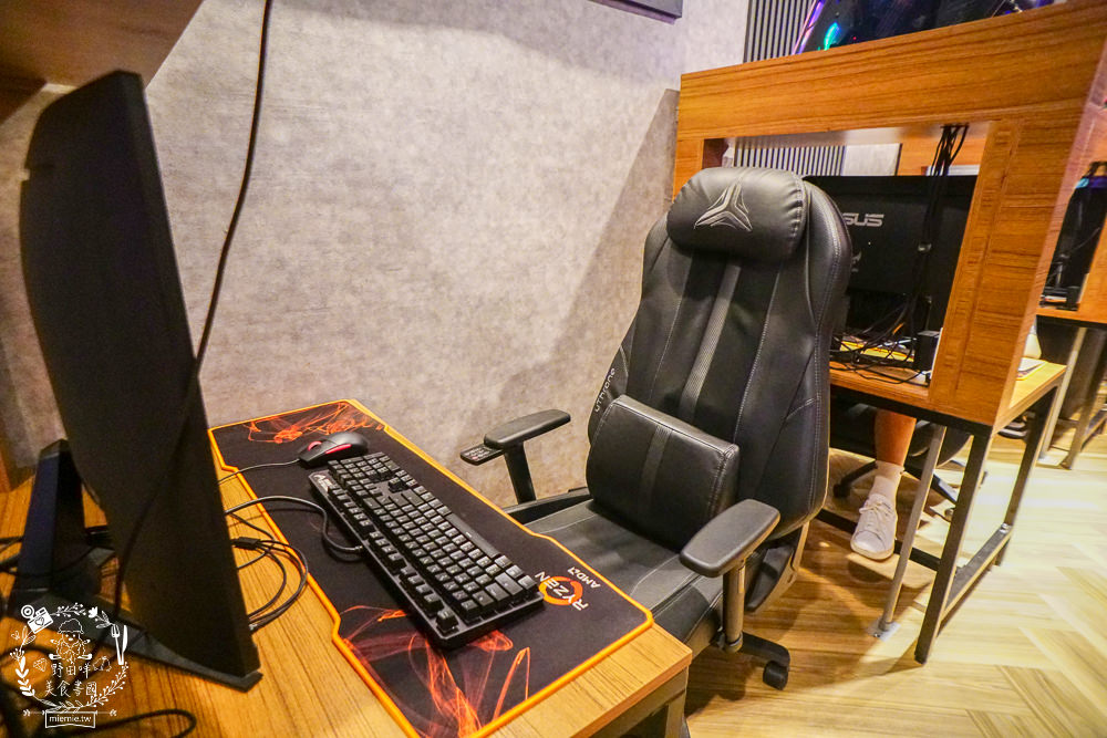 高雄網咖住宿推薦!北半球電競館-鳳山旗艦店|VIP包廂4小時最低265元有20種飲料無限暢飲?三大認證金級網咖!住宿有衛浴設備跟洗衣機?