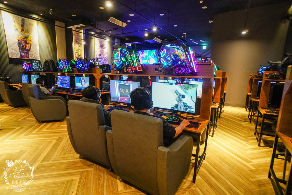 高雄網咖住宿推薦!北半球電競館-鳳山旗艦店|VIP包廂4小時最低265元有20種飲料無限暢飲?三大認證金級網咖!住宿有衛浴設備跟洗衣機?