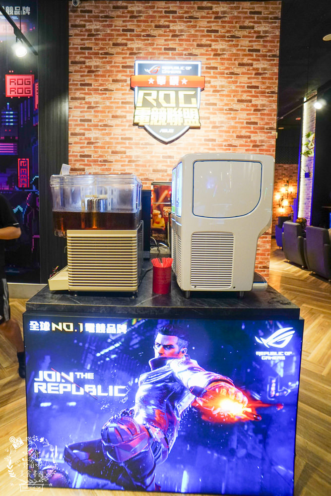 高雄網咖住宿推薦!北半球電競館-鳳山旗艦店|VIP包廂4小時最低265元有20種飲料無限暢飲?三大認證金級網咖!住宿有衛浴設備跟洗衣機?