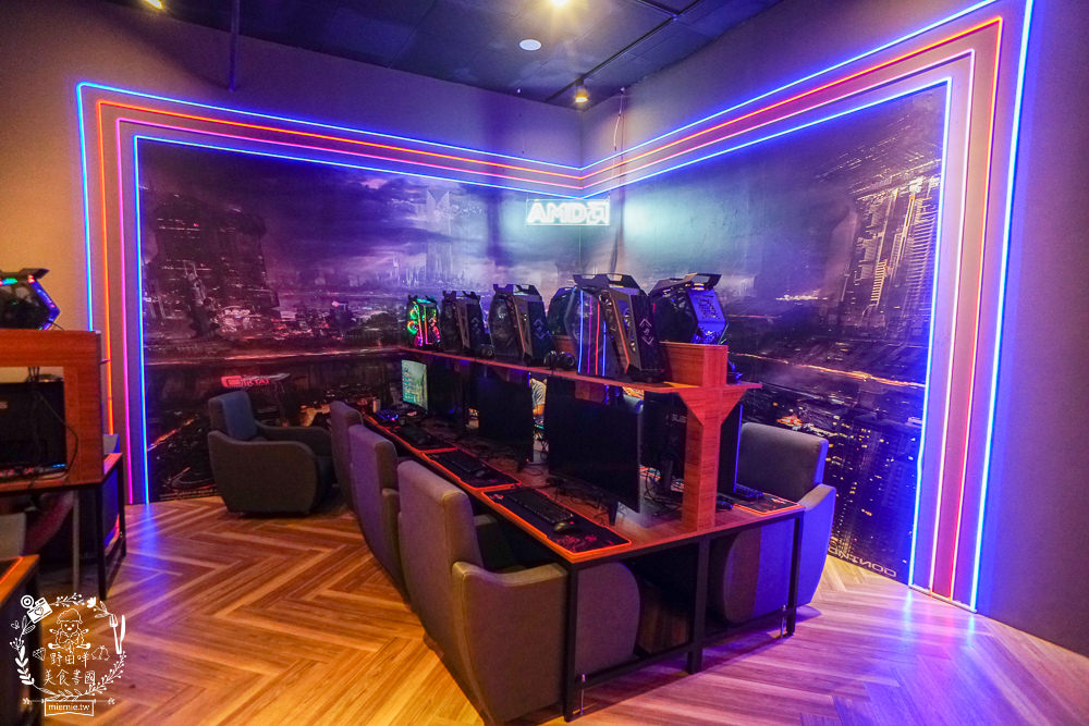 高雄網咖住宿推薦!北半球電競館-鳳山旗艦店|VIP包廂4小時最低265元有20種飲料無限暢飲?三大認證金級網咖!住宿有衛浴設備跟洗衣機?