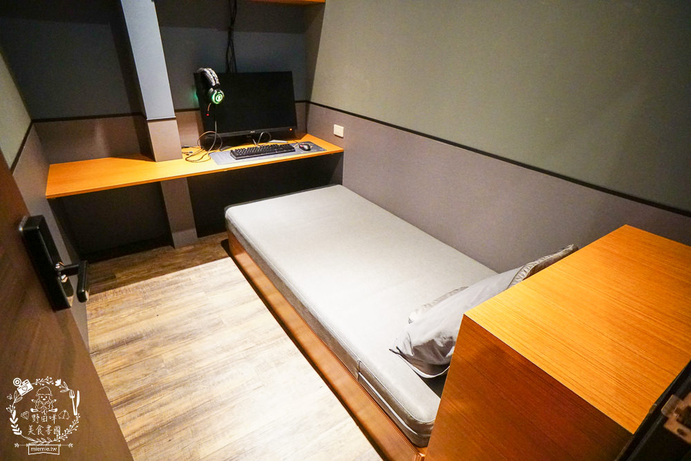 高雄網咖住宿推薦!北半球電競館-鳳山旗艦店|VIP包廂4小時最低265元有20種飲料無限暢飲?三大認證金級網咖!住宿有衛浴設備跟洗衣機?