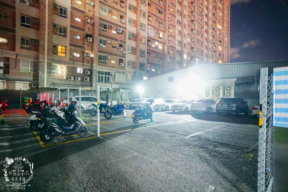 高雄網咖住宿推薦 北半球電競館 鳳山旗艦店 Vip包廂4小時最低265元有種飲料無限暢飲 三大認證金級網咖 住宿有衛浴設備跟洗衣機 野田咩的美食書國