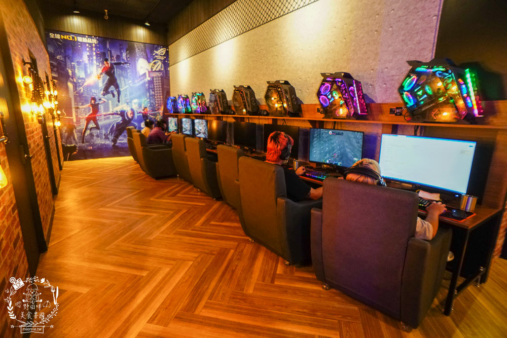高雄網咖住宿推薦!北半球電競館-鳳山旗艦店|VIP包廂4小時最低265元有20種飲料無限暢飲?三大認證金級網咖!住宿有衛浴設備跟洗衣機?