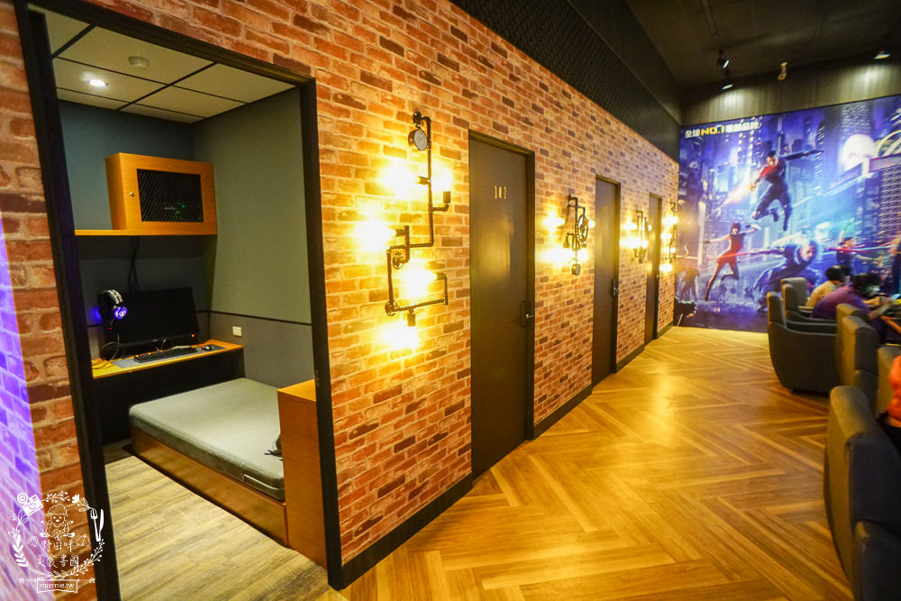 高雄網咖住宿推薦!北半球電競館-鳳山旗艦店|VIP包廂4小時最低265元有20種飲料無限暢飲?三大認證金級網咖!住宿有衛浴設備跟洗衣機?
