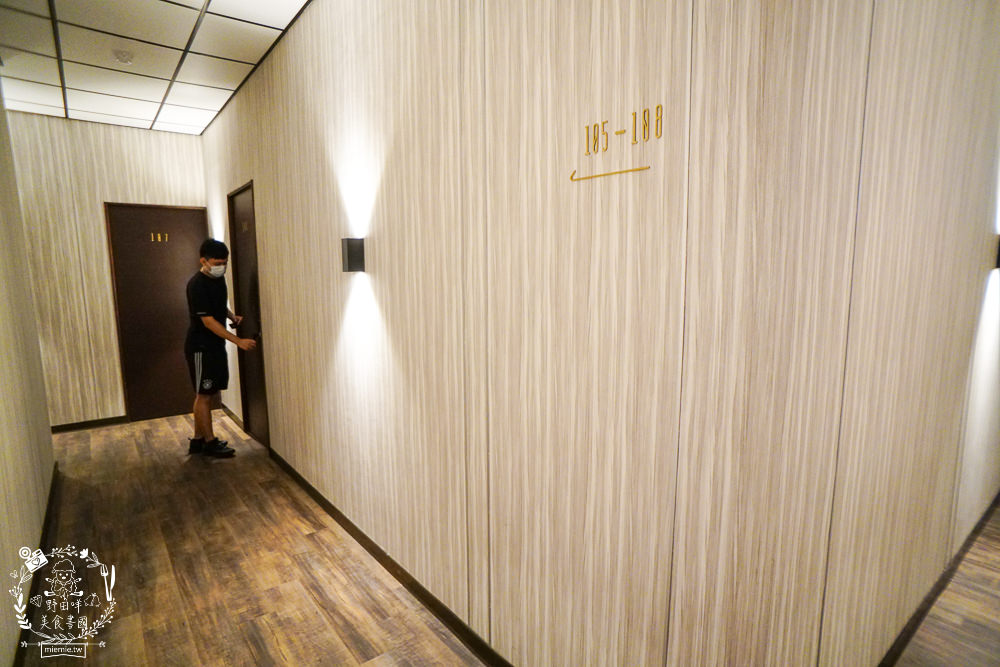 高雄網咖住宿推薦!北半球電競館-鳳山旗艦店|VIP包廂4小時最低265元有20種飲料無限暢飲?三大認證金級網咖!住宿有衛浴設備跟洗衣機?