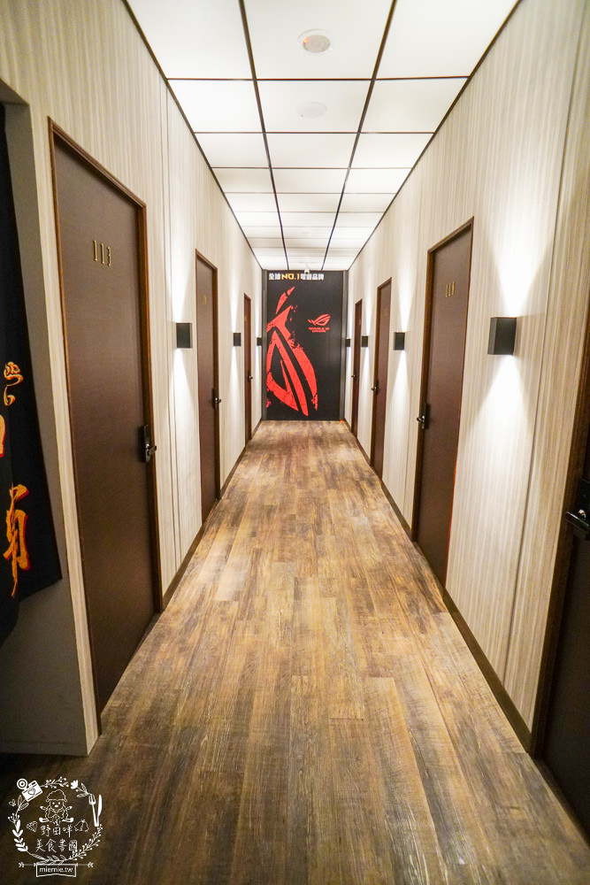 高雄網咖住宿推薦!北半球電競館-鳳山旗艦店|VIP包廂4小時最低265元有20種飲料無限暢飲?三大認證金級網咖!住宿有衛浴設備跟洗衣機?