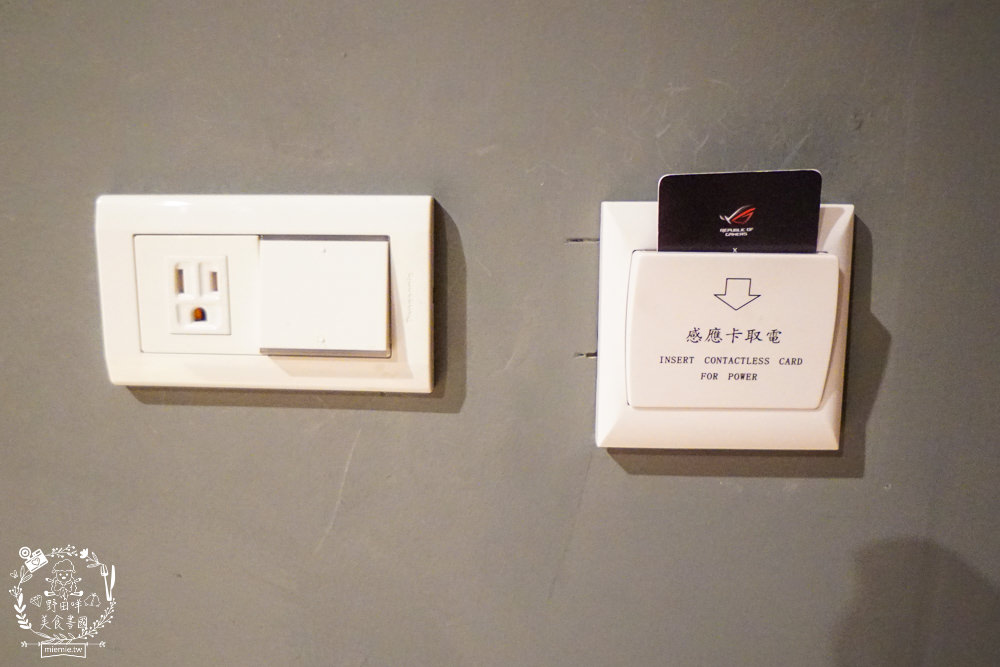 高雄網咖住宿推薦!北半球電競館-鳳山旗艦店|VIP包廂4小時最低265元有20種飲料無限暢飲?三大認證金級網咖!住宿有衛浴設備跟洗衣機?