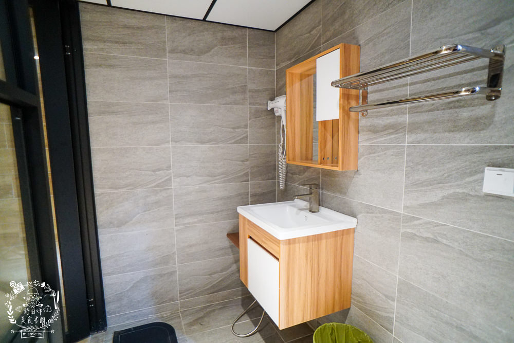 高雄網咖住宿推薦!北半球電競館-鳳山旗艦店|VIP包廂4小時最低265元有20種飲料無限暢飲?三大認證金級網咖!住宿有衛浴設備跟洗衣機?