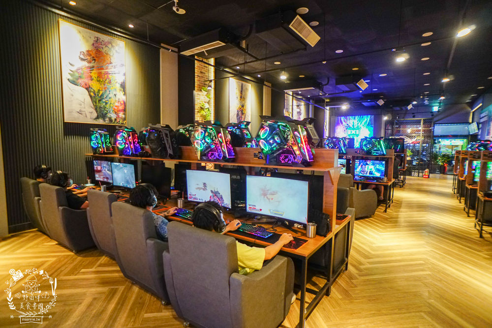 高雄網咖住宿推薦!北半球電競館-鳳山旗艦店|VIP包廂4小時最低265元有20種飲料無限暢飲?三大認證金級網咖!住宿有衛浴設備跟洗衣機?