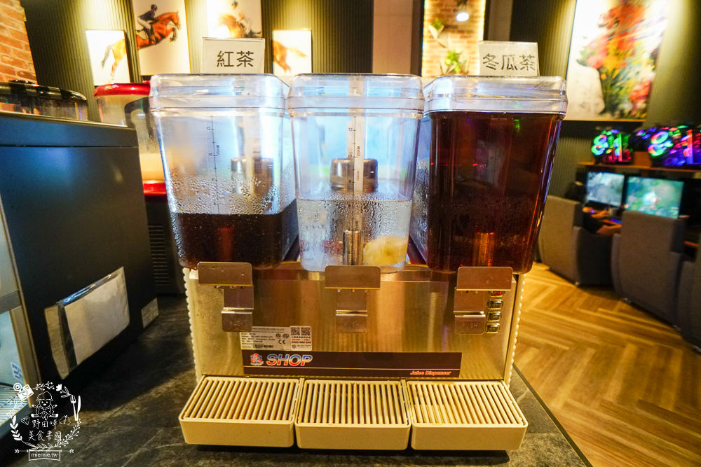 高雄網咖住宿推薦!北半球電競館-鳳山旗艦店|VIP包廂4小時最低265元有20種飲料無限暢飲?三大認證金級網咖!住宿有衛浴設備跟洗衣機?