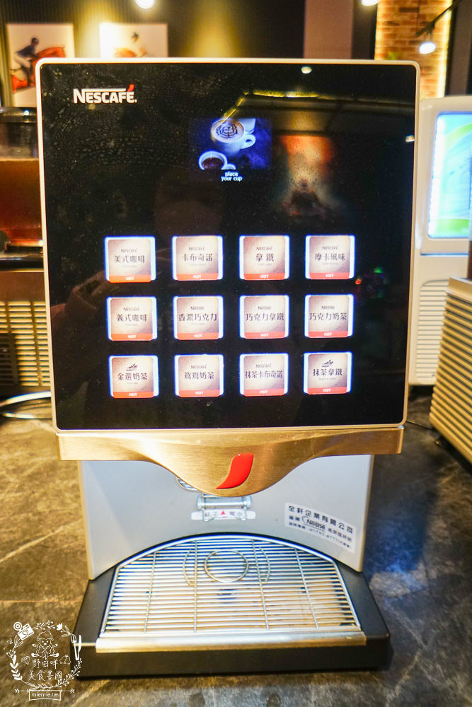 高雄網咖住宿推薦!北半球電競館-鳳山旗艦店|VIP包廂4小時最低265元有20種飲料無限暢飲?三大認證金級網咖!住宿有衛浴設備跟洗衣機?