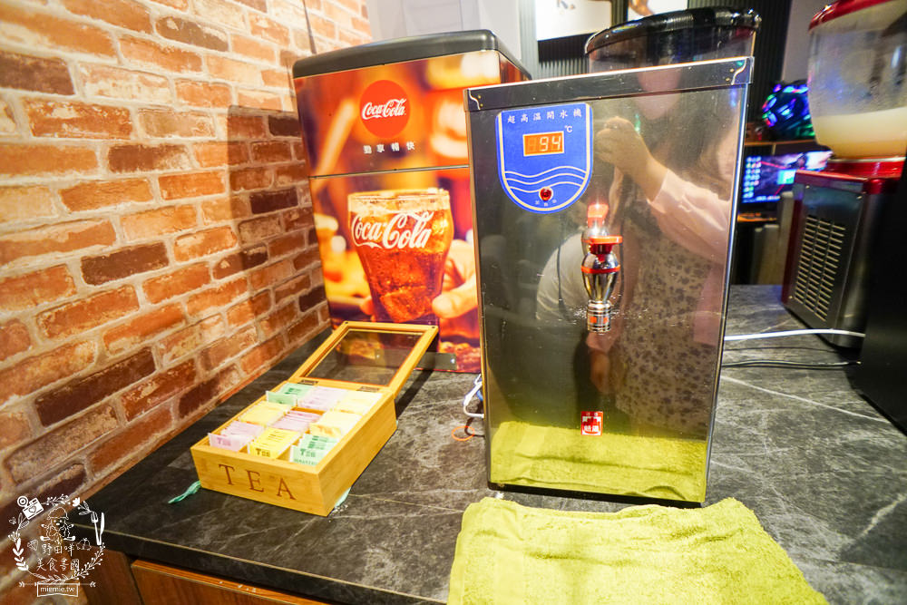 高雄網咖住宿推薦!北半球電競館-鳳山旗艦店|VIP包廂4小時最低265元有20種飲料無限暢飲?三大認證金級網咖!住宿有衛浴設備跟洗衣機?