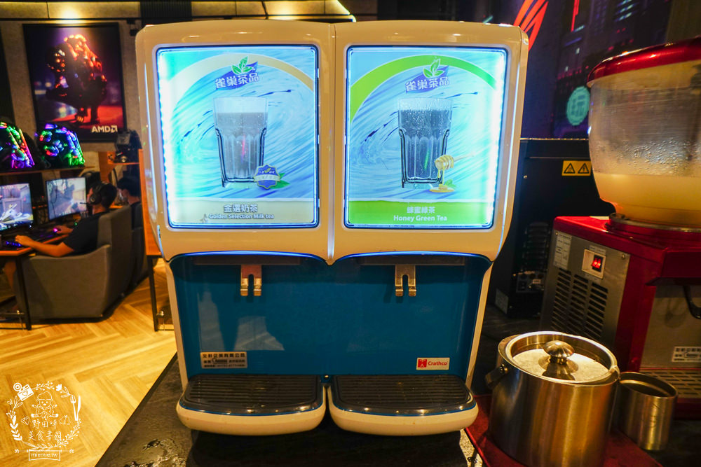 高雄網咖住宿推薦!北半球電競館-鳳山旗艦店|VIP包廂4小時最低265元有20種飲料無限暢飲?三大認證金級網咖!住宿有衛浴設備跟洗衣機?