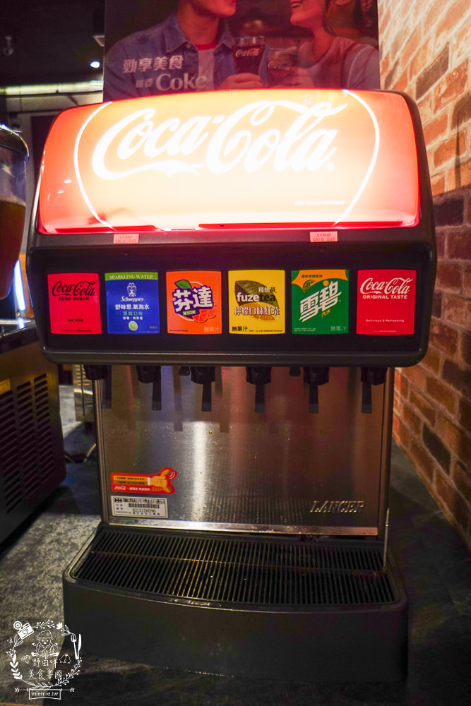 高雄網咖住宿推薦!北半球電競館-鳳山旗艦店|VIP包廂4小時最低265元有20種飲料無限暢飲?三大認證金級網咖!住宿有衛浴設備跟洗衣機?