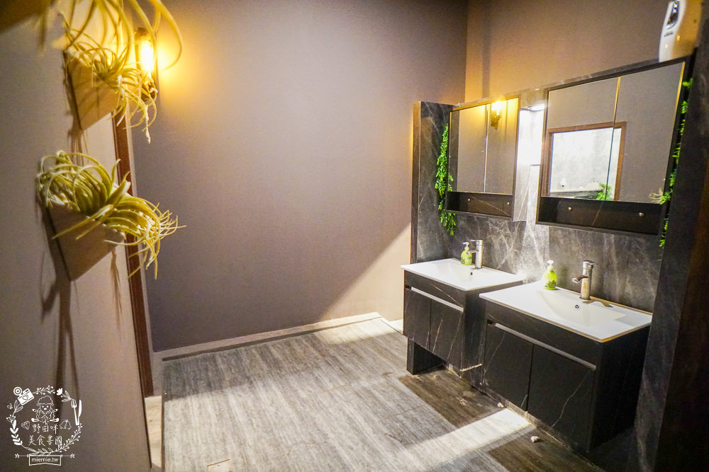 高雄網咖住宿推薦!北半球電競館-鳳山旗艦店|VIP包廂4小時最低265元有20種飲料無限暢飲?三大認證金級網咖!住宿有衛浴設備跟洗衣機?