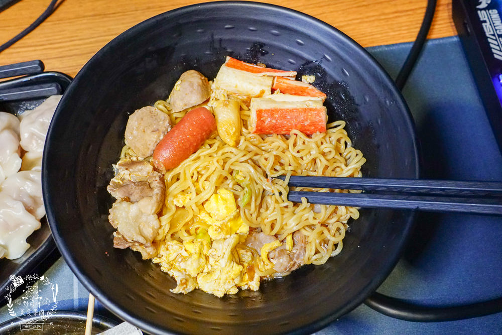 高雄網咖住宿推薦!北半球電競館-鳳山旗艦店|VIP包廂4小時最低265元有20種飲料無限暢飲?三大認證金級網咖!住宿有衛浴設備跟洗衣機?