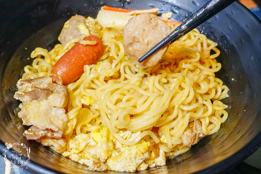 高雄網咖住宿推薦!北半球電競館-鳳山旗艦店|VIP包廂4小時最低265元有20種飲料無限暢飲?三大認證金級網咖!住宿有衛浴設備跟洗衣機?