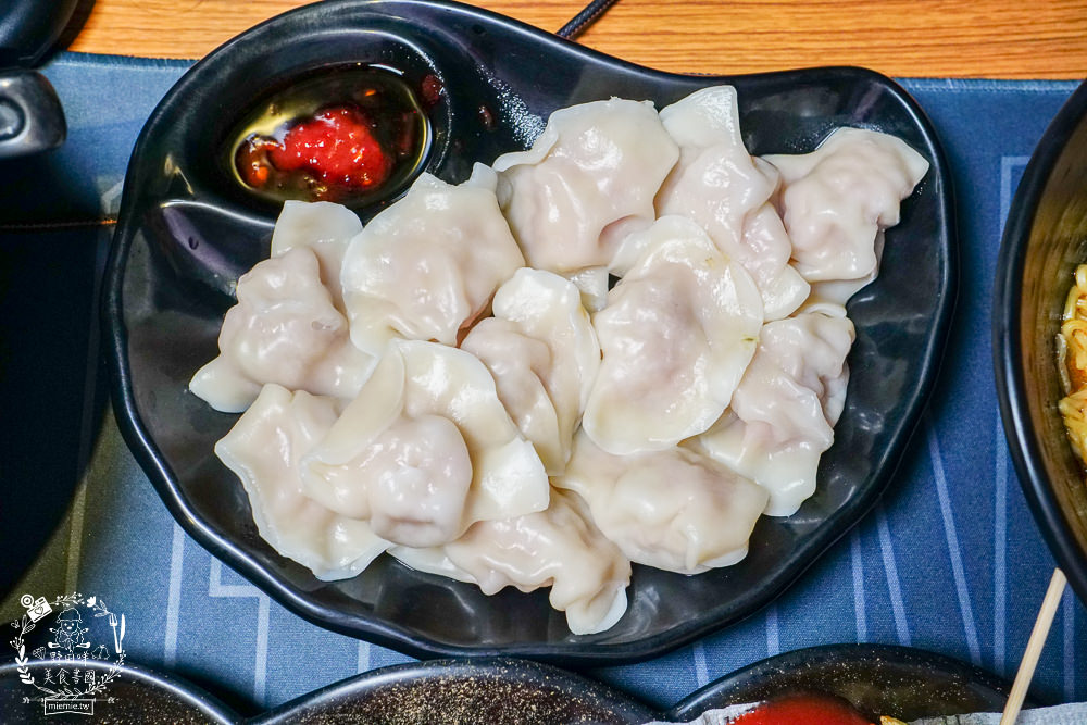 高雄網咖住宿推薦!北半球電競館-鳳山旗艦店|VIP包廂4小時最低265元有20種飲料無限暢飲?三大認證金級網咖!住宿有衛浴設備跟洗衣機?