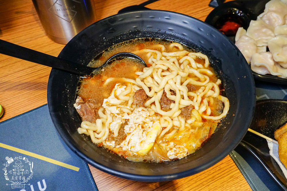 高雄網咖住宿推薦!北半球電競館-鳳山旗艦店|VIP包廂4小時最低265元有20種飲料無限暢飲?三大認證金級網咖!住宿有衛浴設備跟洗衣機?