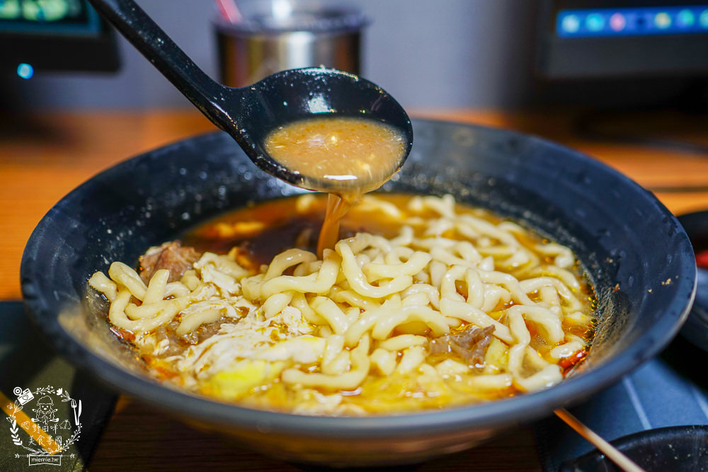 高雄網咖住宿推薦!北半球電競館-鳳山旗艦店|VIP包廂4小時最低265元有20種飲料無限暢飲?三大認證金級網咖!住宿有衛浴設備跟洗衣機?