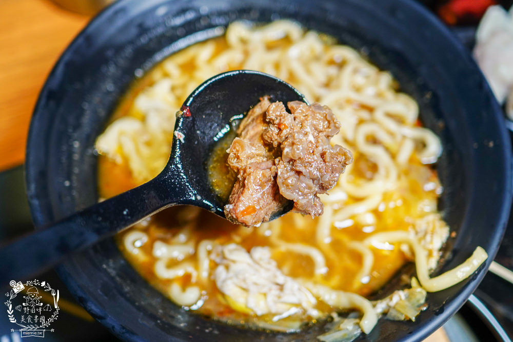 高雄網咖住宿推薦!北半球電競館-鳳山旗艦店|VIP包廂4小時最低265元有20種飲料無限暢飲?三大認證金級網咖!住宿有衛浴設備跟洗衣機?