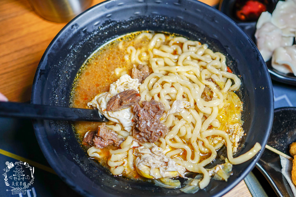 高雄網咖住宿推薦!北半球電競館-鳳山旗艦店|VIP包廂4小時最低265元有20種飲料無限暢飲?三大認證金級網咖!住宿有衛浴設備跟洗衣機?