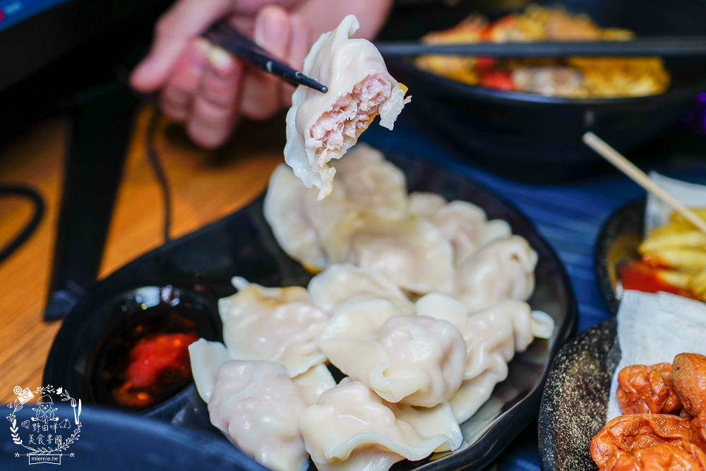 高雄網咖住宿推薦!北半球電競館-鳳山旗艦店|VIP包廂4小時最低265元有20種飲料無限暢飲?三大認證金級網咖!住宿有衛浴設備跟洗衣機?