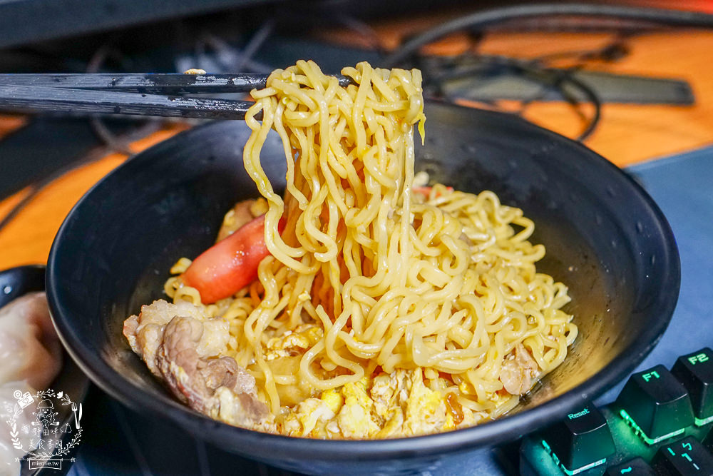 高雄網咖住宿推薦!北半球電競館-鳳山旗艦店|VIP包廂4小時最低265元有20種飲料無限暢飲?三大認證金級網咖!住宿有衛浴設備跟洗衣機?