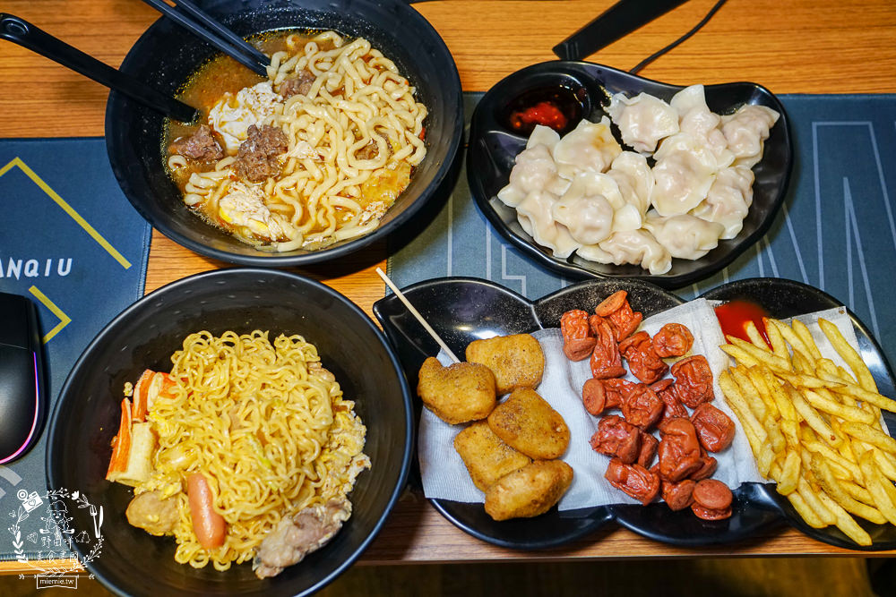 高雄網咖住宿推薦!北半球電競館-鳳山旗艦店|VIP包廂4小時最低265元有20種飲料無限暢飲?三大認證金級網咖!住宿有衛浴設備跟洗衣機?