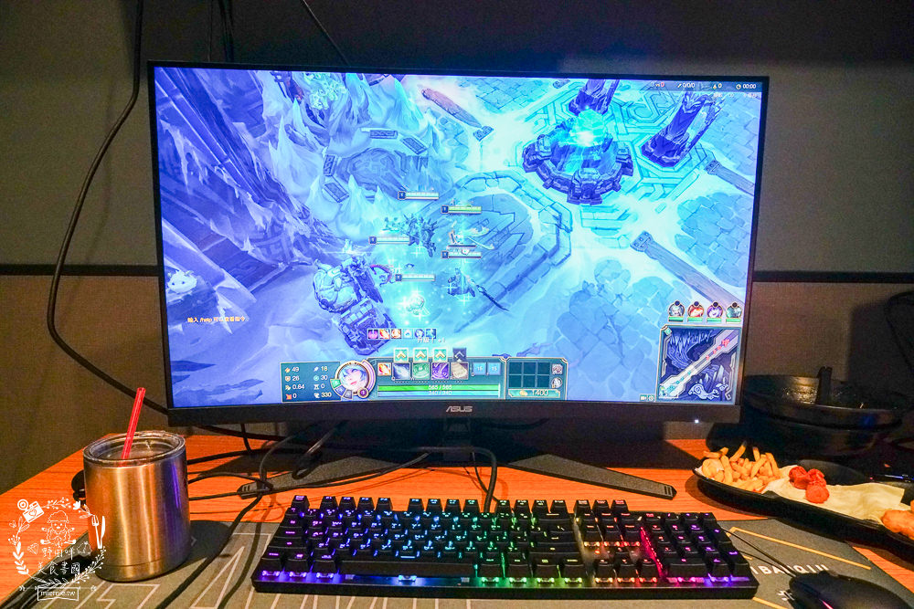 高雄網咖住宿推薦!北半球電競館-鳳山旗艦店|VIP包廂4小時最低265元有20種飲料無限暢飲?三大認證金級網咖!住宿有衛浴設備跟洗衣機?