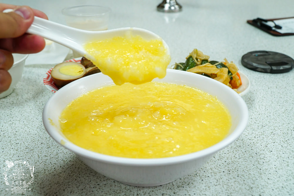 北平京廚北方麵食餐館|鳳山中山路夜市的超人氣麵食館!免費的紅茶豆漿無限暢飲!蝦仁蒸餃內餡飽滿又多汁!