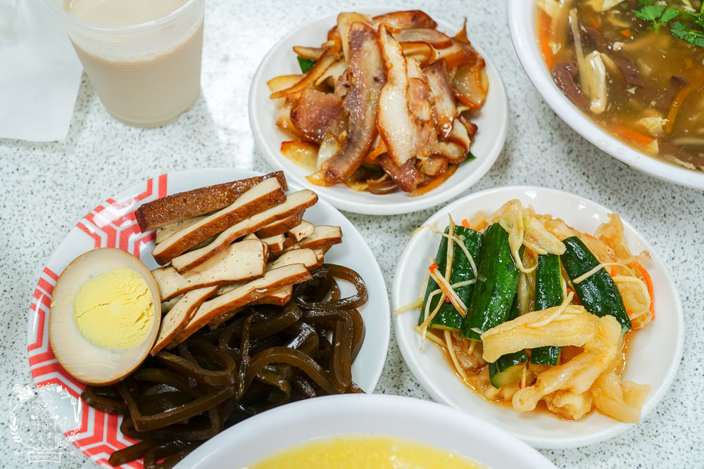 北平京廚北方麵食餐館|鳳山中山路夜市的超人氣麵食館!免費的紅茶豆漿無限暢飲!蝦仁蒸餃內餡飽滿又多汁!