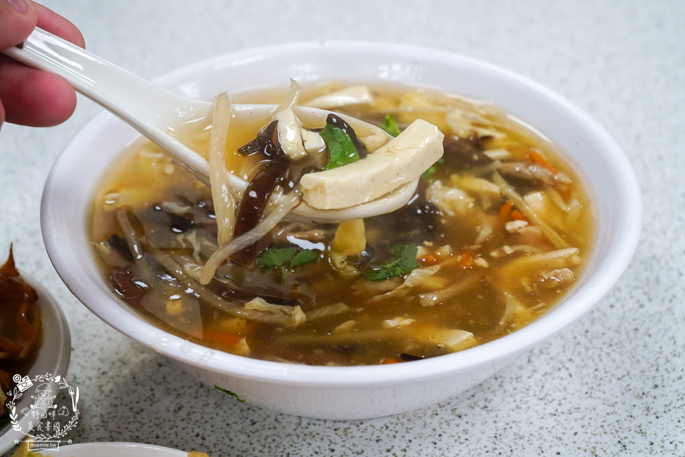 北平京廚北方麵食餐館|鳳山中山路夜市的超人氣麵食館!免費的紅茶豆漿無限暢飲!蝦仁蒸餃內餡飽滿又多汁!